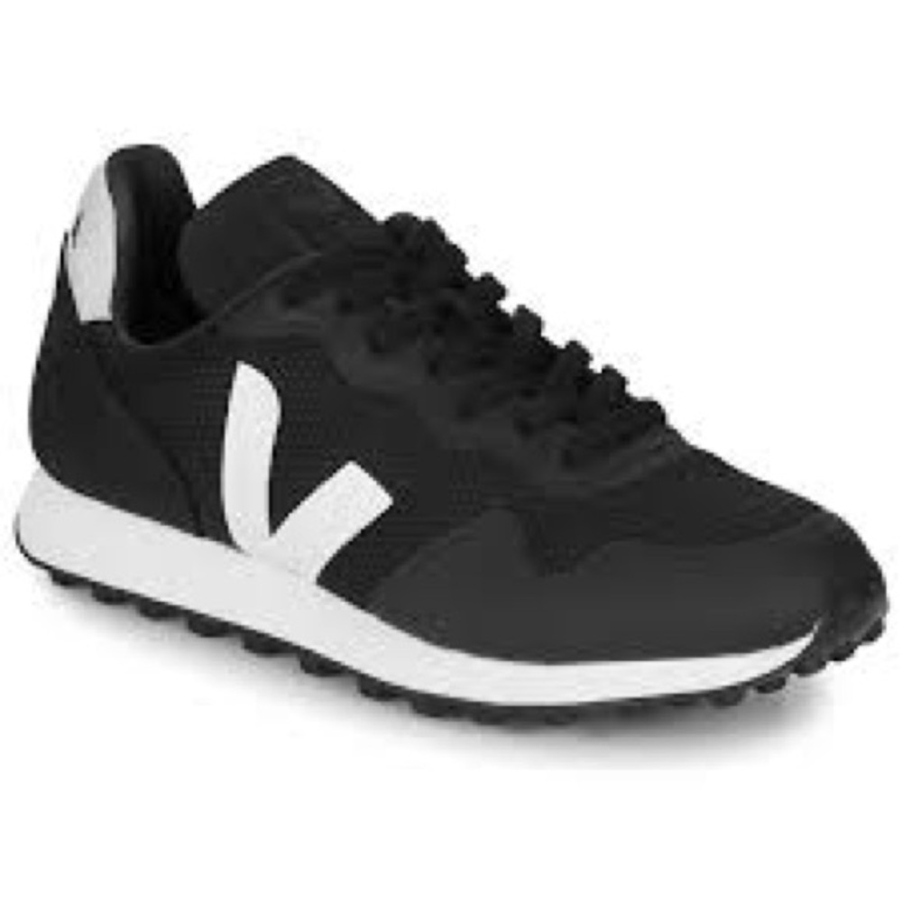 VEJA SDU Sneaker. Black and White Mesh. Size 9